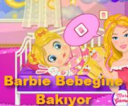 Barbie Bebeğine Bakıyor