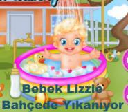 Bebek Lizzie Bahçede Yıkanıyor