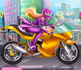 Süper Barbie'nin Motorsiklet Tamiri